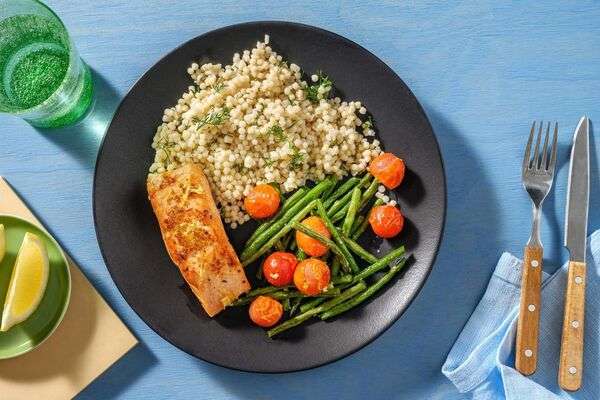Tazón con frutas frescas y desayuno saludable sobre mesa clara